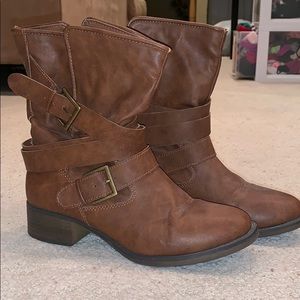 Brown low-too boots. Size 8 1/2. Slightly worn.